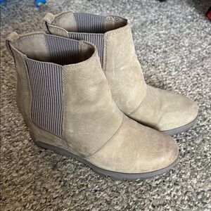 Sorel Joan Of Arctic Chelsea Wedge Boots size 8.5 Taupe color
